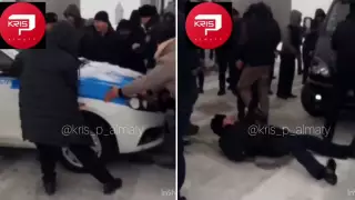 Полицейский лег на дорогу, чтобы не пропустить водителей на закрытую трассу