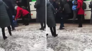 Ребенок выпал из автобуса из-за драки мужчин в Нур-Султане