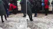 Ребенок выпал из автобуса из-за драки мужчин в Нур-Султане