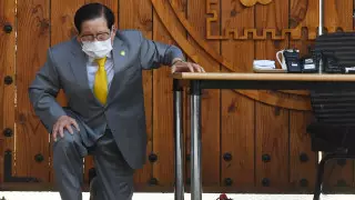 Глава секты на коленях извинился за распространение коронавируса в Корее