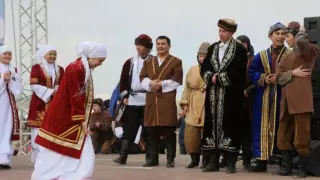 "Сәлем беру". Казахстанцам предложили отказаться от рукопожатий