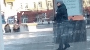 Танец женщины на остановке позабавил карагандинцев