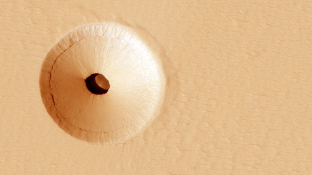 Ученые обнаружили на Марсе странную дыру