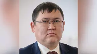 Советника Булата Бакауова уволили после отмены миллиардного тендера