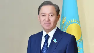 Нурлан Нигматулин поздравил казахстанок с 8 Марта