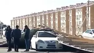 Навес рухнул на автомобиль из-за сильного ветра в Актау