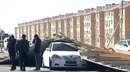 Навес рухнул на автомобиль из-за сильного ветра в Актау