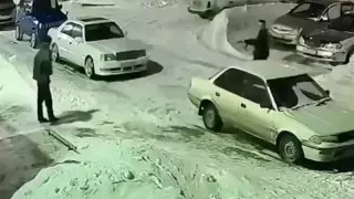 В Новосибирске сняли на видео перестрелку автоматчика с местным "терминатором"