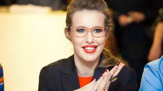 Собчак выразила отношение к падению рубля поднятием ноги