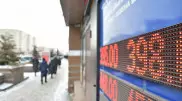 Доллар продают за 398 тенге в обменниках