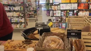 Продажа еды в аптеке удивила алматинца: "Люди кашляют, а рядом режут мясо"