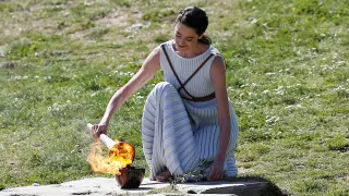 Церемония зажжения олимпийского огня прошла в Греции без зрителей