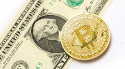 Биткоин потерял треть стоимости