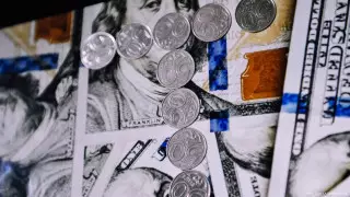 "Торги могли заморозить из-за паники" - экономист о сделках с долларом на KASE