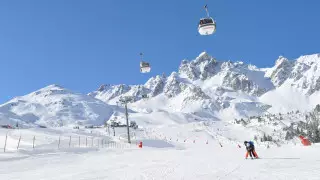 Больная коронавирусом 2-летняя алматинка прилетела из Куршевеля