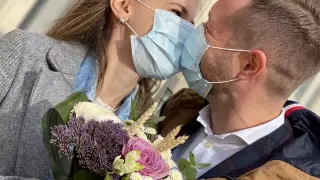 Поцелуй через маску. Жители Нур-Султана сыграли свадьбу перед карантином