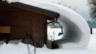 Упавший с крыши снег убил мужчину в ВКО