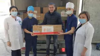 Бизнесмены передали маски и перчатки для врачей Алматы и Нур-Султана