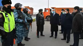 Токаев в маске посетил блокпост в Нур-Султане