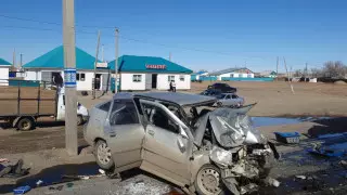 Легковушка въехала в грузовик. Пять человек погибли близ Хромтау