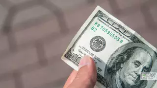 Доллар продают по 460 тенге в обменниках