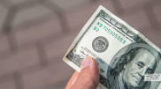 Доллар продают по 460 тенге в обменниках