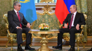 Токаев попросил Путина помочь застрявшим в России казахстанцам