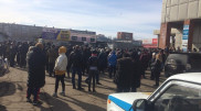 Более 50 человек собрались у торгового дома в Павлодаре