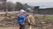 Солдат успокоил плачущего ребенка. Сеть растрогало видео с блокпоста Алматы