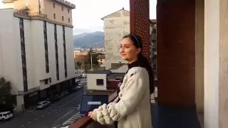 Оперная певица из Алматы устроила концерт на балконе в Италии и сорвала овации