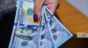 Обменники продают доллар по 452 тенге