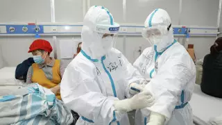 Первой коронавирусом в Китае заболела продавец креветок - СМИ