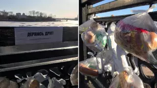 "Держись, друг". Астанчане привязывают к забору пакеты с продуктами