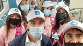 Участницы "Мисс Алматы - 2020" бесплатно раздавали маски на улицах