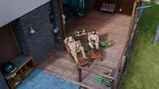 Рыцари в фольге и военные на шезлонгах. Фотограф подглядел с дрона за забавными соседями на карантине