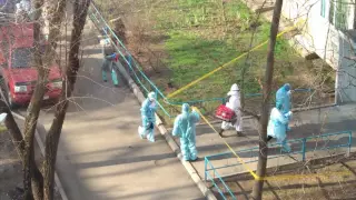 После смерти казахстанки от коронавируса в Алматы оцепили подъезд