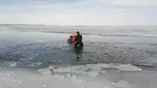 Автомобиль провалился под лед в Карагандинской области: есть погибшие