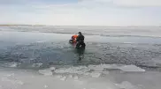 Автомобиль провалился под лед в Карагандинской области: есть погибшие