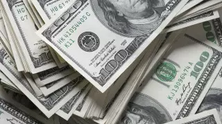 Назван официальный курс доллара на выходные