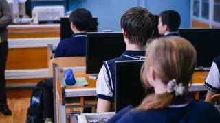 Глава МОН объяснил переход школьников на дистанционное обучение