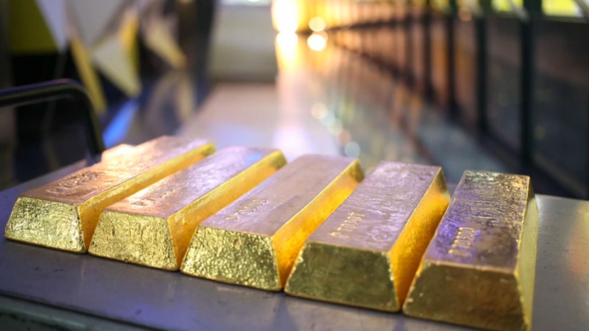 Производство драгоценных металлов. Слиток золота. Слитки драгоценных металлов. Слиток золотой. Слитки цветных металлов.