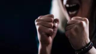 Гуляющую с ребенком девушку похитили и избили в Алматинской области