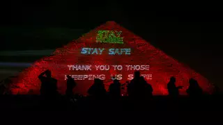 Оставаться дома "призывают" пирамида Хеопса и Эйфелева башня