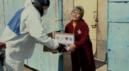 "Я думала, это первоапрельский розыгрыш". Музыканты раздают продуктовые наборы алматинцам
