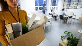 Как уволенные казахстанцы могут получить 40 процентов от зарплаты