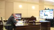 Путин перешел на "удаленку" и начал пользоваться антисептиком