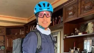 Гонщик "Астаны" на велосипеде развозит еду и лекарства в Италии