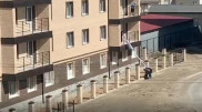 Потенциальный больной коронавирусом получил передачку по простыне в Атырау