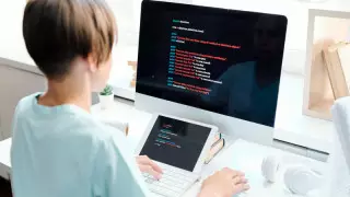 Отказ от онлайн-уроков объяснил министр