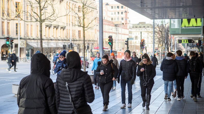 Жители Стокгольма ходят по улицам без масок. © Reuters